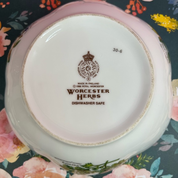 Royal Worcester Herbs Medium Round SCALLOPED BOWL Botanical Florals Gold Trim - Picture 9 of 10